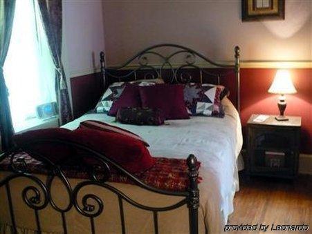 The Solon Langworthy House Hotel Dubuque Room photo
